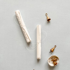 Schriftrolle aus weißem handgeschöpftem Papier mit Papierschnur für Flat Lay Fotografie Styling