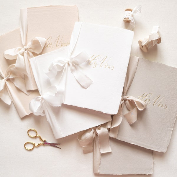 GOLD FOIL PRESSED Paire 'his and hers' Livres de vœux de mariage sur papier fait main avec ruban de soie | Style à plat | Rougir | Blanc | Taupe