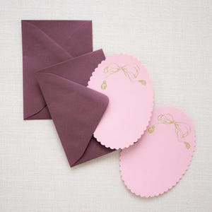 Cartes de correspondance dessinées à la main, pressées à la main, roses, festonnées, nœud et pampilles, format 4 barres, avec enveloppes merlot | Lot de 5