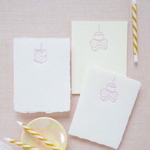 Bolo de comemoração desenhado à mão com letras impressas em rosa, cartões de visita em papel artesanal ou cartolina - Conjunto de 5