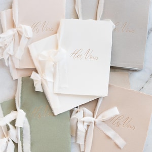 Coppia di libri dei voti nuziali "per lui e per lei" pressati in lamina d'oro su carta fatta a mano con nastro di seta / stile piatto / fard / bianco / tortora