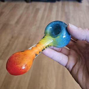 Rainbow glass pipe with a spiral twist and flat mouthpiece afbeelding 3