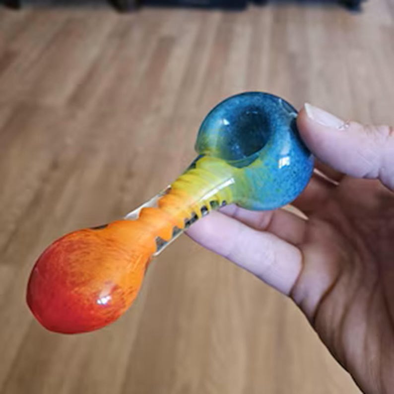 Rainbow glass pipe with a spiral twist and flat mouthpiece afbeelding 3