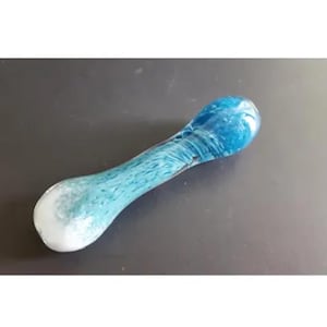 Pipa chillum de vidrio con temática oceánica en blanco, verde azulado y azul.