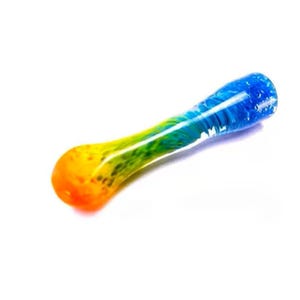 Op de afbeelding: Een kleurrijke glazen pijp met een gradiëntontwerp. De pijp loopt over van oranje naar geel, dan groen en uiteindelijk blauw. Het glas heeft een gladde, afgeronde vorm, met een uitlopend mondstuk.