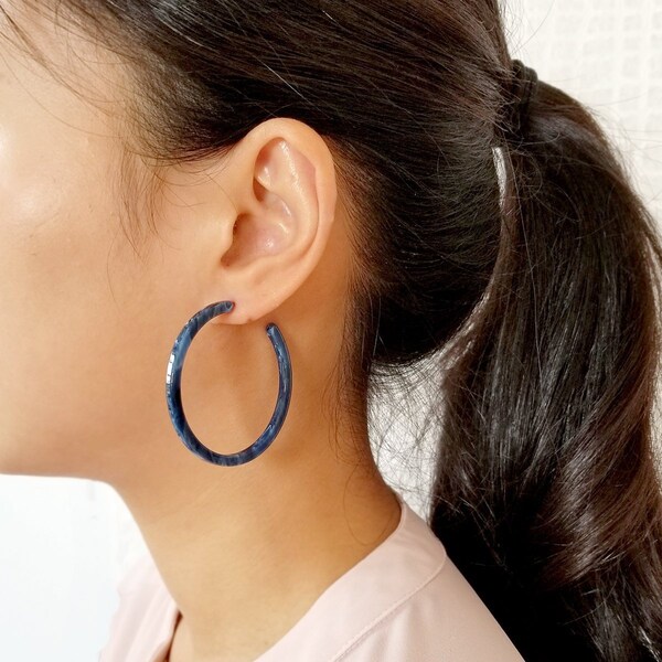 Pendientes de aro de tortuga azul Sophia Aegean, pendientes de aro de concha de tortuga ligera, pendientes de concha de tortuga minimalistas, pendientes de tortuga