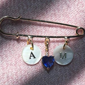 Broche de amuleto nupcial personalizado de AHAVA, ficha personalizada de Something Blue, recuerdo de boda, broche, imperdible antiguo y nuevo de Something Blue
