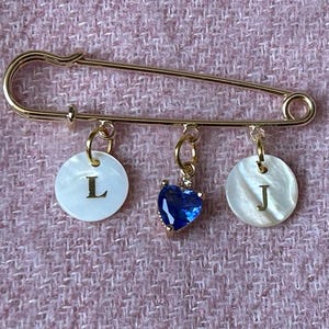 Imperdible de novia azul personalizado OCEANA, un elegante recuerdo de algo antiguo y algo nuevo, el regalo perfecto para una novia.