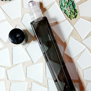 Perfumes roll-on naturais altos com fumaça de carvão, perfumes orgânicos com óleos essenciais, perfumes roll-on veganos