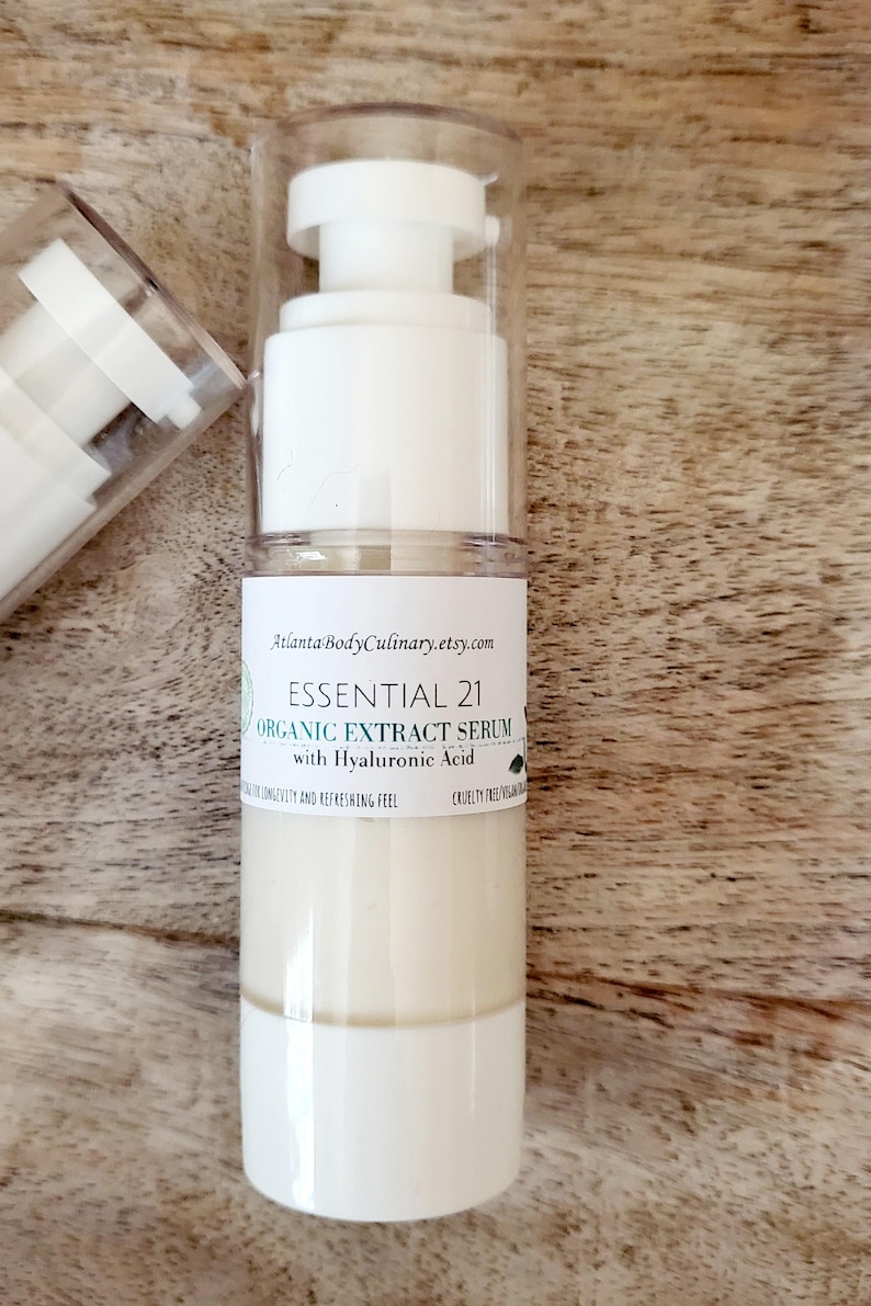 Może przedstawiać: Przezroczysta plastikowa butelka z białą pompką. Butelka zawiera biały serum i ma etykietę z napisem "AtlantaBodyCulinary.etsy.com ESSENTIAL 21 ORGANIC EXTRACT SERUM with Hyaluronic Acid".