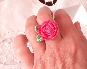 Anello fiore rosa di cotone Anello floreale all'uncinetto Anello ròsa Anello colorato Anello botanica Bomboniere nascita Regalo per donna