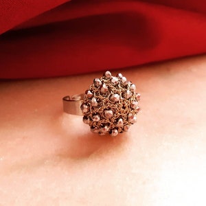 Anello vistoso di cristalli argentati all'uncinetto Anello grande ricamato da cocktail Regalo per mamma Regalo per lei Bohémien style anello immagine 5