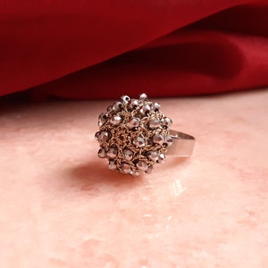 Anello vistoso di cristalli argentati all'uncinetto Anello grande ricamato da cocktail Regalo per mamma Regalo per lei Bohémien style anello immagine 7