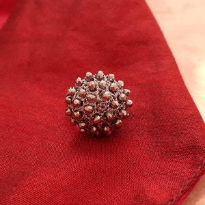 Anello vistoso di cristalli argentati all'uncinetto Anello grande ricamato da cocktail Regalo per mamma Regalo per lei Bohémien style anello immagine 8