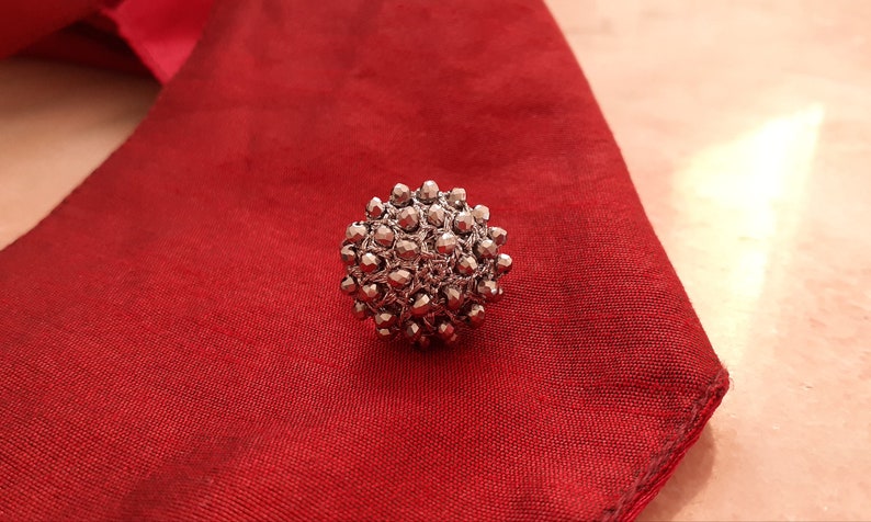 Anello vistoso di cristalli argentati all'uncinetto Anello grande ricamato da cocktail Regalo per mamma Regalo per lei Bohémien style anello immagine 8