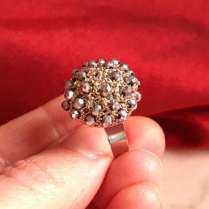 Anello vistoso di cristalli argentati all'uncinetto Anello grande ricamato da cocktail Regalo per mamma Regalo per lei Bohémien style anello immagine 6