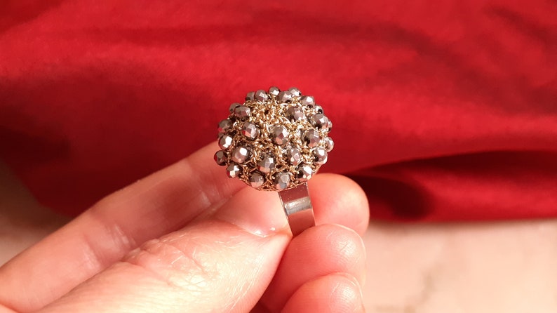 Anello vistoso di cristalli argentati all'uncinetto Anello grande ricamato da cocktail Regalo per mamma Regalo per lei Bohémien style anello immagine 6