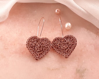 Orecchini cuore dorato all'uncinetto in stile minimale Orecchini cuore a pizzo Regalo per mamma regalo per amica Orecchini romantici