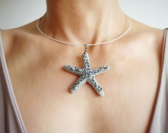 Collana stella marina ricamata azzurra Girocollo argentato tessile Collana all'uncinetto Regalo Per mamma Ciondolo portafortuna