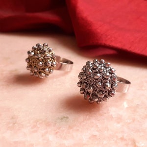 Anello vistoso di cristalli argentati all'uncinetto Anello grande ricamato da cocktail Regalo per mamma Regalo per lei Bohémien style anello immagine 1