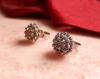 Anello vistoso di cristalli argentati all'uncinetto Anello grande ricamato da cocktail Regalo per mamma Regalo per lei Bohémien style anello