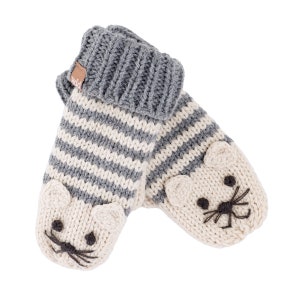 Könnte beinhalten: Ein Paar gestrickte Handschuhe in Grau und Weiß mit Streifen und einem Katzenkopf-Design auf der Handfläche. Die Handschuhe haben einen umschlagbaren Bund.