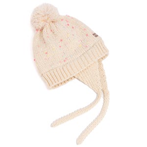 Puede incluir: Gorro de punto color crema con pompón y orejeras. El gorro tiene un borde de punto acanalado y está salpicado de pequeñas motas de colores. Las orejeras tienen lazos largos de punto. Una pequeña etiqueta marrón está cosida en el lateral.