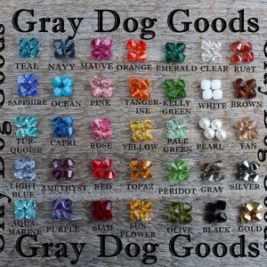 K&ouml;nnte beinhalten: Eine Tabelle mit 24 verschiedenen farbigen Kristallperlen, die mit ihren Farbnamen beschriftet sind. Die Tabelle tr&auml;gt den Titel "Gray Dog Goods".