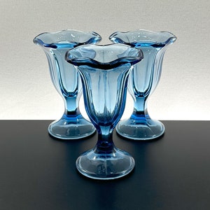 3 Vintage Anchor Hocking &quot;Fountainware&quot; Blaue Tulpe Eisbecher Glas; Satz von drei (3) Aqua Blue Glass Soda Brunnen Schale