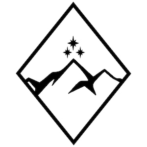 Puede incluir: Gráfico en blanco y negro de una cordillera con tres estrellas dentro de un marco en forma de diamante. El diseño es minimalista, con formas negras sólidas sobre un fondo blanco. Las montañas tienen picos afilados.