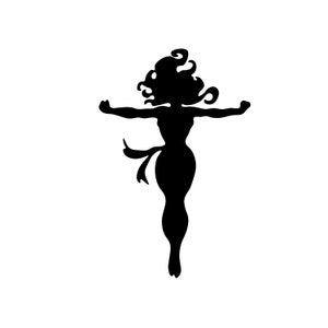 Può includere: Silhouette di una donna con le braccia distese, che indossa un vestito con una fascia fluida. La donna ha i capelli ricci ed è in posa in una posizione dinamica ed energica.