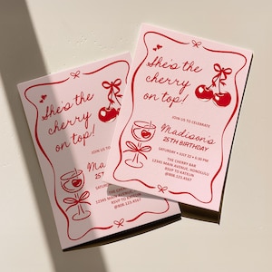 Pode incluir: Dois convites de aniversário cor-de-rosa com texto e ilustrações vermelhas. O texto diz "She's the cherry on top!" e inclui detalhes para uma festa de 25 anos, incluindo o nome "Madison".