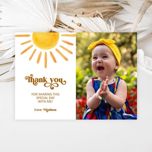 Tarjeta de agradecimiento con foto editable del sol. Primer viaje alrededor del sol. Tarjeta de agradecimiento de cumpleaños con diseño bohemio y soleado. Plantilla imprimible Corjl 0118