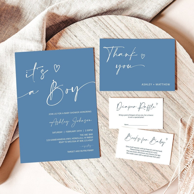 Op de afbeelding: Blauwe uitnodigingsset voor een babyshower met de woorden "It's a Boy" in sierlijke letters. Inclusief een bedankkaart, een luierloterijkaart en een "Boeken voor Baby"-kaart. De uitnodiging vermeldt de datum, tijd en locatie.