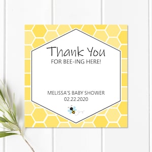 Etiqueta de regalo de bálsamo labial de abeja personalizada Etiqueta de regalo para baby shower de abeja Mamá a abeja Bumble Bee Tarjeta de agradecimiento por estar aquí Archivo imprimible A92 C61