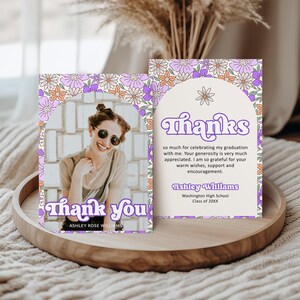 Cartão de agradecimento de formatura floral roxo editável Cartão de agradecimento de formatura de flores silvestres retrô Cartão de agradecimento de formatura Corjl 0143