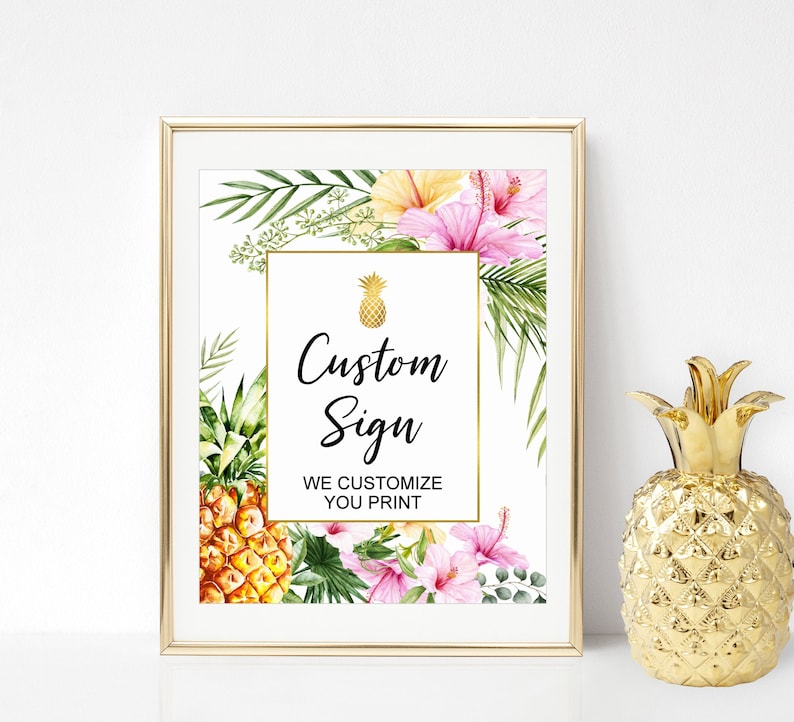 K&ouml;nnte beinhalten: Ein goldener Rahmen mit wei&szlig;em Hintergrund, der ein tropisches Blumenmuster mit rosa Hibiskusbl&uuml;ten, gr&uuml;nen Palmbl&auml;ttern und einer Ananas zeigt. Der Text "Custom Sign" ist in Schwarz mit den Worten "We Customize You Print" darunter.