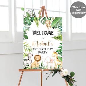Pode incluir: Bem-vindo &agrave; festa de 1&ordm; anivers&aacute;rio de Michael com tema de selva. O cartaz apresenta um fundo branco com folhas tropicais verdes, um macaco, uma zebra, um le&atilde;o, um elefante e uma girafa. O texto est&aacute; em preto e dourado.