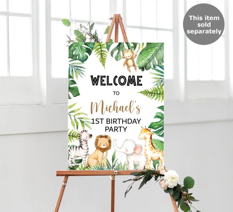 Pode incluir: Bem-vindo &agrave; festa de 1&ordm; anivers&aacute;rio de Michael com tema de selva. O cartaz apresenta um fundo branco com folhas tropicais verdes, um macaco, uma zebra, um le&atilde;o, um elefante e uma girafa. O texto est&aacute; em preto e dourado.