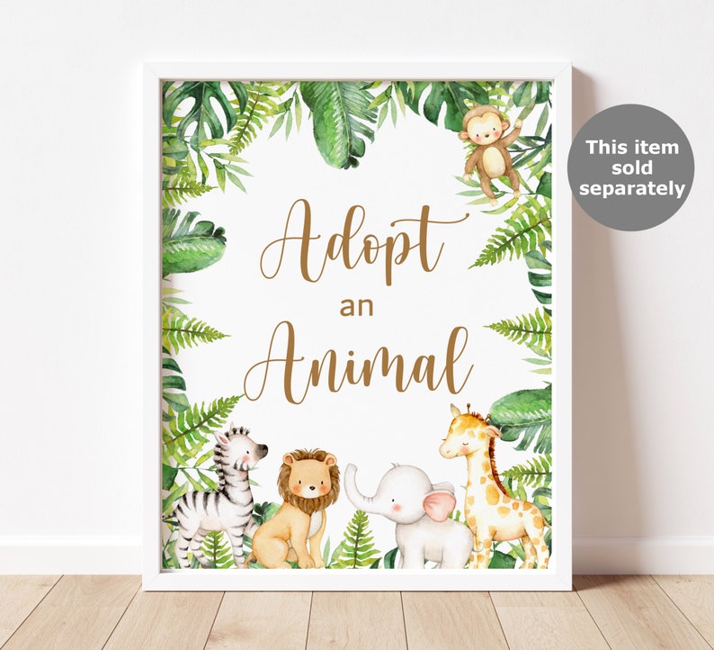 Pode incluir: Um cartaz branco emoldurado com uma borda de folhas verdes e o texto "Adote um animal" em letras douradas. No centro do cartaz, h&aacute; ilustra&ccedil;&otilde;es de uma zebra, um le&atilde;o, um elefante e uma girafa.