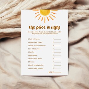 K&ouml;nnte beinhalten: Eine druckbare Spielkarte mit einer gelben Sonnengrafik und dem Text "the price is right". Das Spiel fordert die Spieler auf, den Preis verschiedener Babyartikel zu erraten, wie z. B. Windeln, Babynahrung und Feuchtt&uuml;cher.