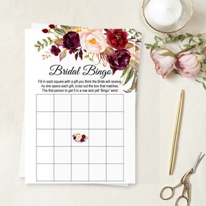 K&ouml;nnte beinhalten: Eine druckbare Brautparty-Bingo-Karte mit einem Blumendesign in den Farben Burgunderrot, Rosa und Gr&uuml;n. Die Karte tr&auml;gt den Titel "Bridal Bingo" und enth&auml;lt Anweisungen zum Spielen des Spiels.
