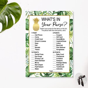 K&ouml;nnte beinhalten: Eine druckbare Spielkarte mit tropischem Thema. Die Karte hat einen gr&uuml;n-wei&szlig;en Hintergrund mit einer Ananasgrafik. Der Text auf der Karte lautet "What's in Your Purse?" und listet Gegenst&auml;nde auf, die in einer Handtasche gefunden werden k&ouml;nnen, um Punkte zu erzielen.