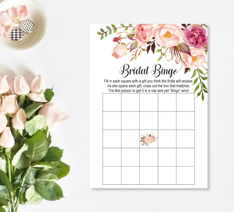 Puede incluir: Una tarjeta de bingo de despedida de soltera imprimible con un dise&ntilde;o floral. La tarjeta tiene un t&iacute;tulo que dice "Bridal Bingo" e instrucciones para rellenar cada casilla con un regalo que la novia recibir&aacute;. La primera persona en obtener 5 en una fila gana.