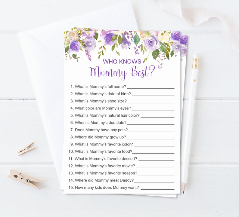Puede incluir: Una tarjeta blanca con el texto "WHO KNOWS Mommy Best?" en escritura morada, con preguntas debajo. La tarjeta est&aacute; decorada con elementos florales de acuarela en tonos morados y blancos. Un l&aacute;piz y un sobre est&aacute;n al lado de la tarjeta.
