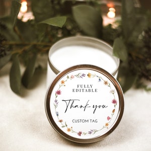 Pode incluir: Uma vela branca em uma lata de prata com um design de coroa de flores e o texto "FULLY EDITABLE Thank you CUSTOM TAG".