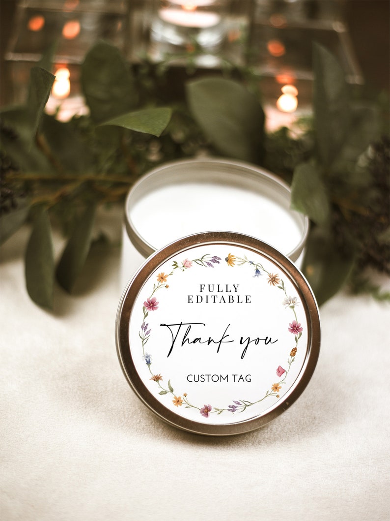 Pode incluir: Uma vela branca em uma lata de prata com um design de coroa de flores e o texto "FULLY EDITABLE Thank you CUSTOM TAG".