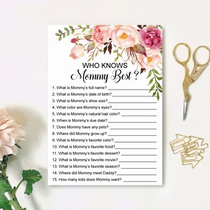 Op de afbeelding: Een printbaar babyshower-spel met een bloemenontwerp en de tekst "Wie kent Mama het beste?" met 15 vragen over de aanstaande moeder.