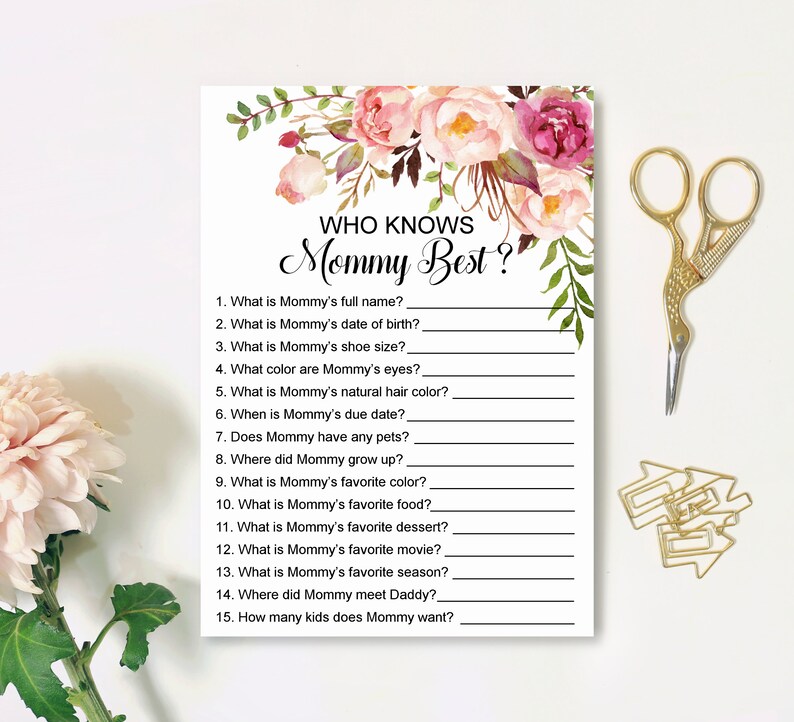 Op de afbeelding: Een printbaar babyshower-spel met een bloemenontwerp en de tekst "Wie kent Mama het beste?" met 15 vragen over de aanstaande moeder.