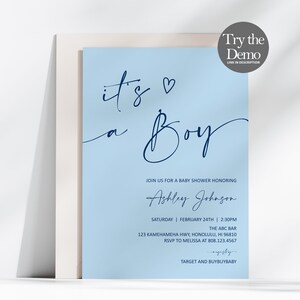 Op de afbeelding: Een uitnodiging voor een babyshower met een lichtblauwe achtergrond en donkerblauwe tekst. De tekst luidt "It's a Boy" en bevat details over het evenement, zoals datum, tijd, locatie en RSVP-informatie.